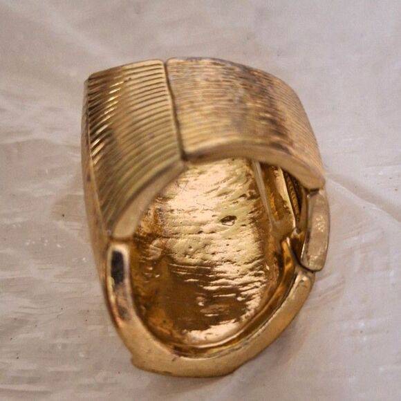 A Ribbed Gold Tone Stretch Ring Rhinestone Inlay Costume Elegant Cocktail Party - Picture 7 of 9